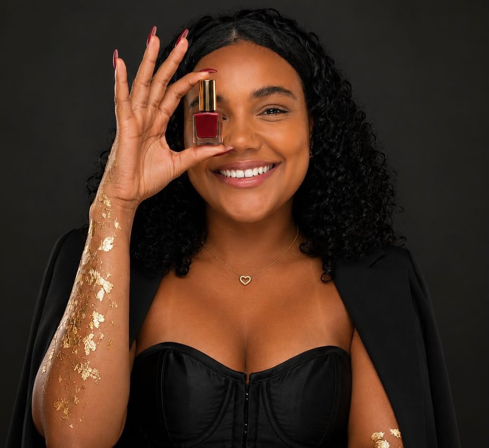 Fabi sorrindo e fazendo o gesto de ok, mostrando as unhas feitas